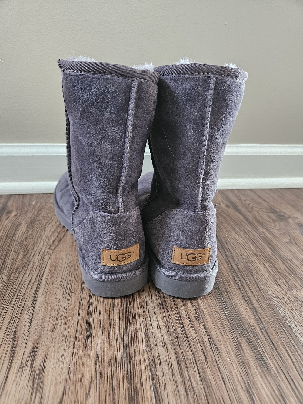 UGG Classic Short Shearling Boots - Gray
